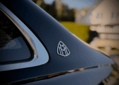 Maybach Logo an der C-Säule unserer luxuriösen Chauffeurlimousine in Berlin