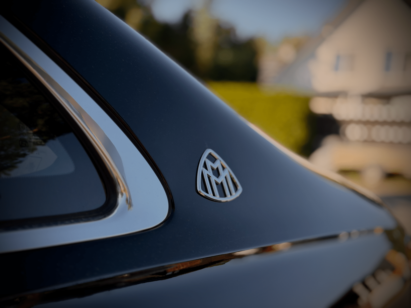 Maybach Emblem – Eleganz und Prestige Maybach Logo an der C-Säule unserer luxuriösen Chauffeurlimousine in Berlin
