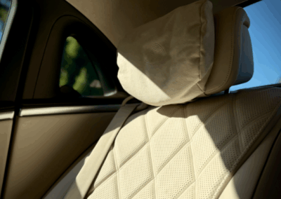 Luxuriöser Maybach Innenraum mit beigem Leder und gesteppten Komfortsitzen