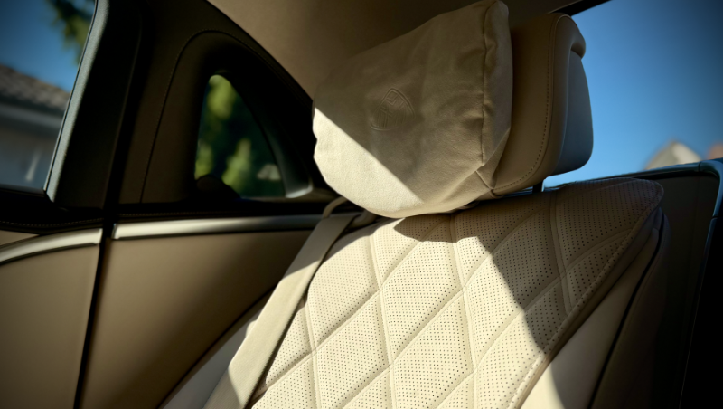 Luxuriöser Maybach Innenraum mit beigem Leder und gesteppten Komfortsitzen