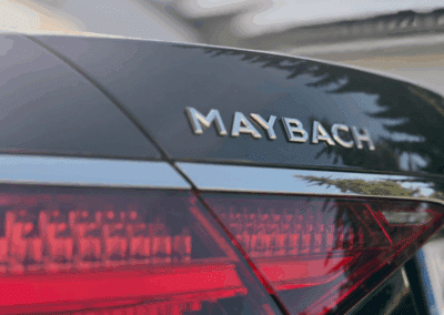 Exklusiver Maybach Schriftzug am Heck einer luxuriösen Chauffeurlimousine in Berlin